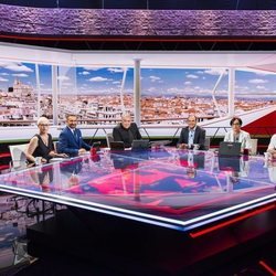 Antonio García Ferreras posa con el equipo de colaboradores en el plató de 'Al rojo vivo'