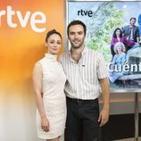 Elena Rivera y Ricardo Gómez posando en una promoción de 'Cuéntame'