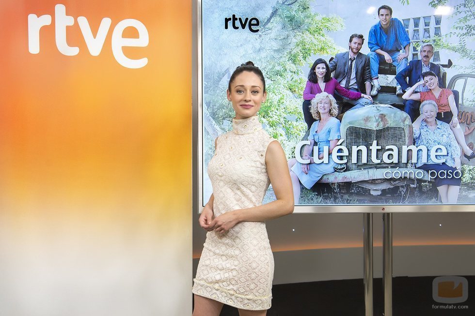 Elena Rivera, Karina de 'Cuéntame', posando para promocionar la temporada 19