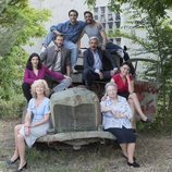 Roberto Leal visitando a la familia Alcántara de 'Cuéntame cómo pasó'