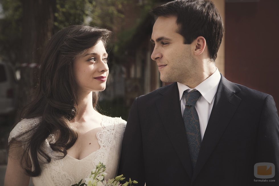 Carlos y Karina en su boda en 'Cuéntame cómo pasó'