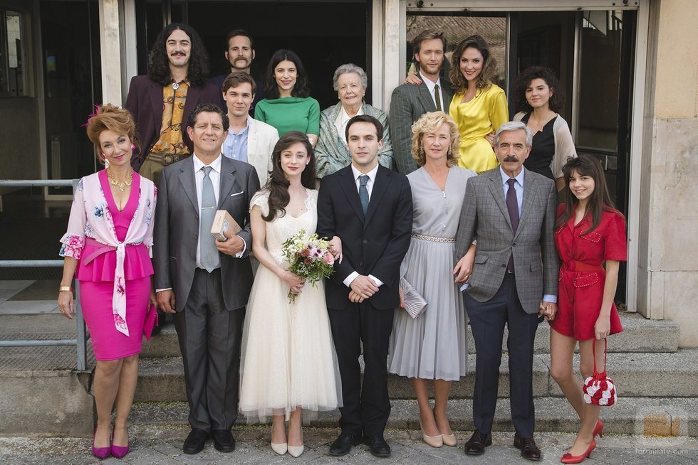 Foto de grupo de la boda de Carlos y Karina en 'Cuéntame cómo pasó'