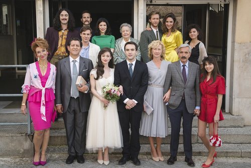 Foto de grupo de la boda de Carlos y Karina en 'Cuéntame cómo pasó'