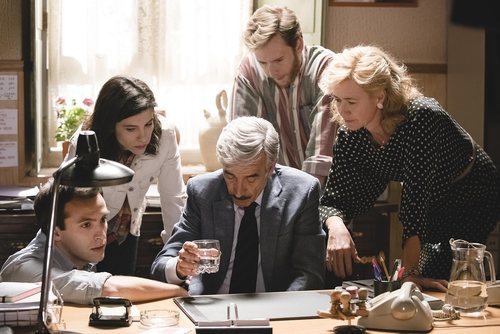 Antonio Alcántara rodeado de sus hijos y de su mujer en una escena de 'Cuéntame'