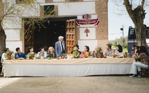 El reparto de Cuéntame reunido en torno a una gran mesa