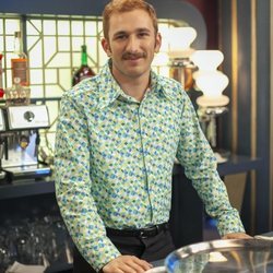 Miguel Ilarramendi en la barra de un bar de 'Amar es para siempre'