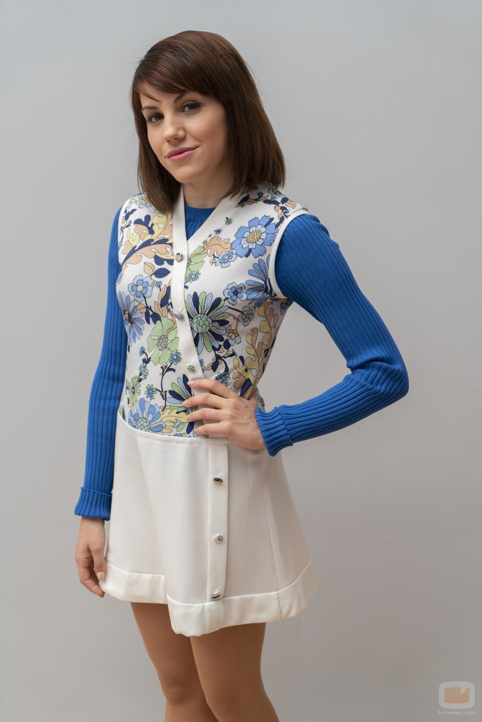 Nieves, la nueva secretaria de 'Amar es para siempre' luciendo un vestido