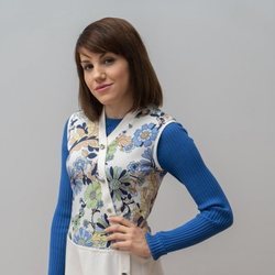 Nieves, la nueva secretaria de 'Amar es para siempre' luciendo un vestido