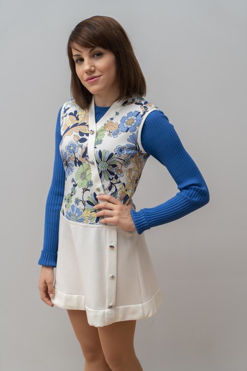 Nieves, la nueva secretaria de 'Amar es para siempre' luciendo un vestido