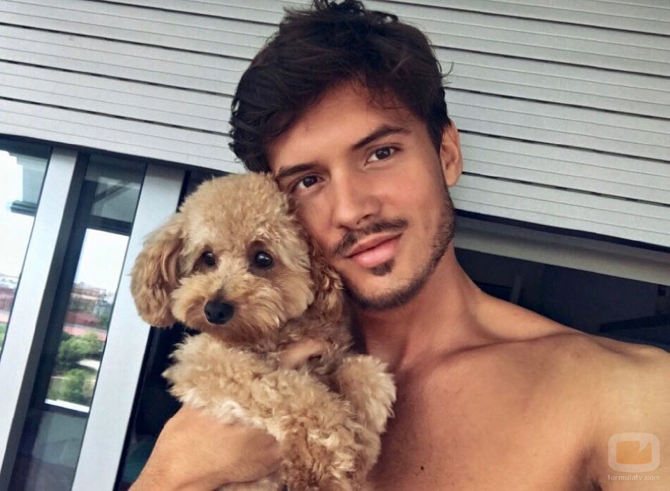 Carlos Right ('OT 2018') sin camiseta y con un cachorrito
