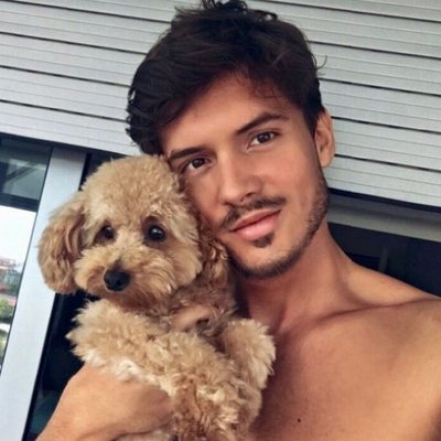 Carlos Right ('OT 2018') sin camiseta y con un cachorrito