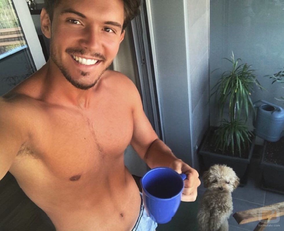 Carlos Right ('OT 2018') tomándose un café sin camiseta