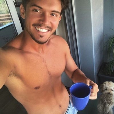 Carlos Right ('OT 2018') tomándose un café sin camiseta