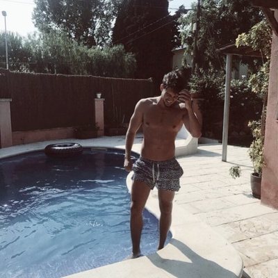 Carlos Right ('OT 2018') en la piscina sin camiseta
