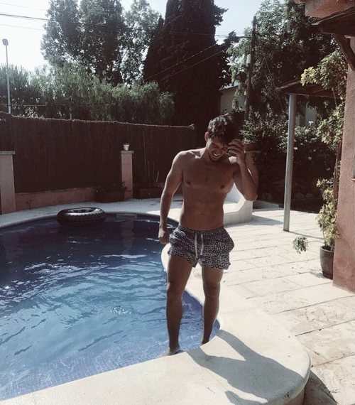 Carlos Right ('OT 2018') en la piscina sin camiseta