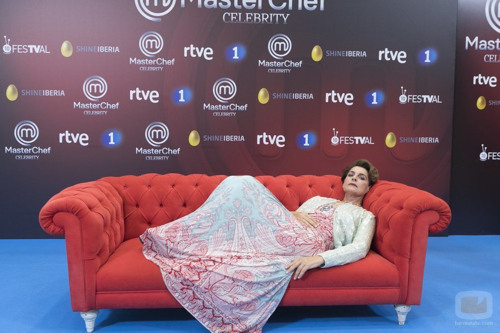 Antonia Dell'Atte  tumbada en un sofá en la presentación de 'MasterChef Celebrity 3'