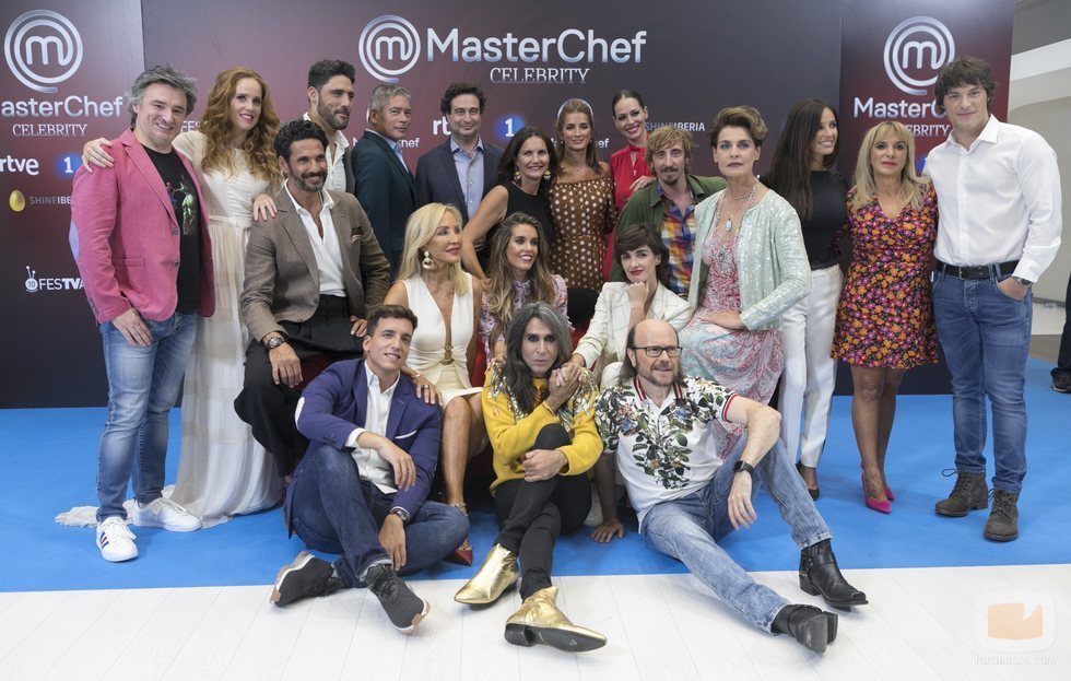 Aspirantes, chefs y presentadora de 'MasterChef Celebrity 3' en una foto de grupo