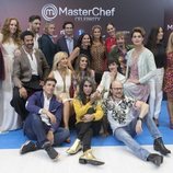 Aspirantes, chefs y presentadora de 'MasterChef Celebrity 3' en una foto de grupo