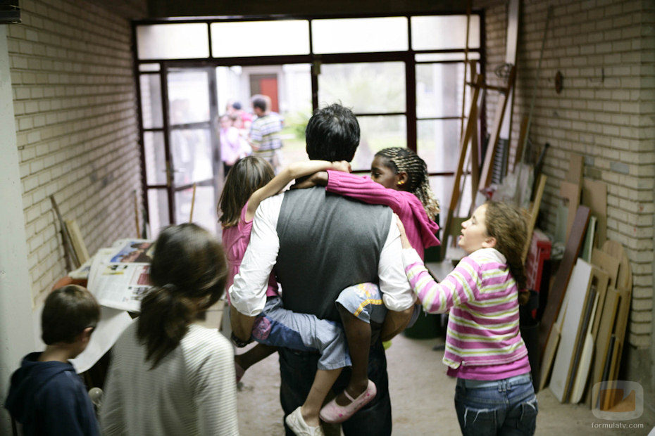 Jorge Fernández con una niña del orfanato en brazos en 'Esta casa era una ruina'