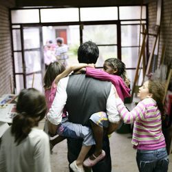 Jorge Fernández con una niña del orfanato en brazos en 'Esta casa era una ruina'