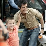 Jorge Fernández con un niño en un orfanato en 'Esta casa era una ruina'