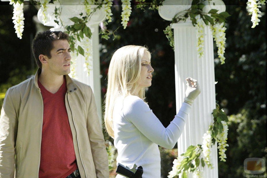 Emily Procter y Jonathan Togo en 'CSI: Miami' en 'Ya puedes matar a la novia'