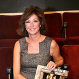 Ana Rosa Quintana posa con el calendario de 'El programa de Ana Rosa'