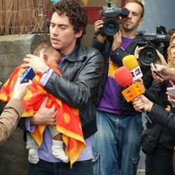 Luisma sujeta a Luisito ante la prensa en 'Aída'