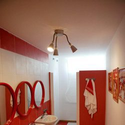 Baño del orfanato en 'Esta casa era una ruina'