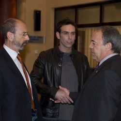 Fernando Valverde y Miguel Rellán se miran en 'El comisario'