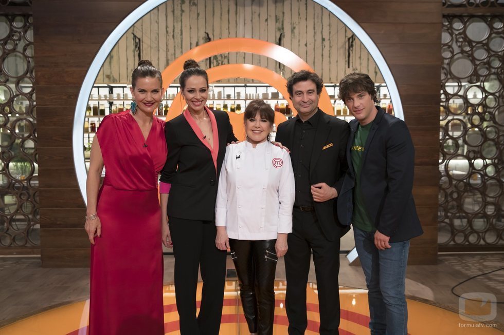 Loles León junto al jurado y la presentadora de 'MasterChef Celebrity 3'