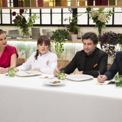 El jurado de 'MasterChef Celebrity 3' sentado junto a Loles León