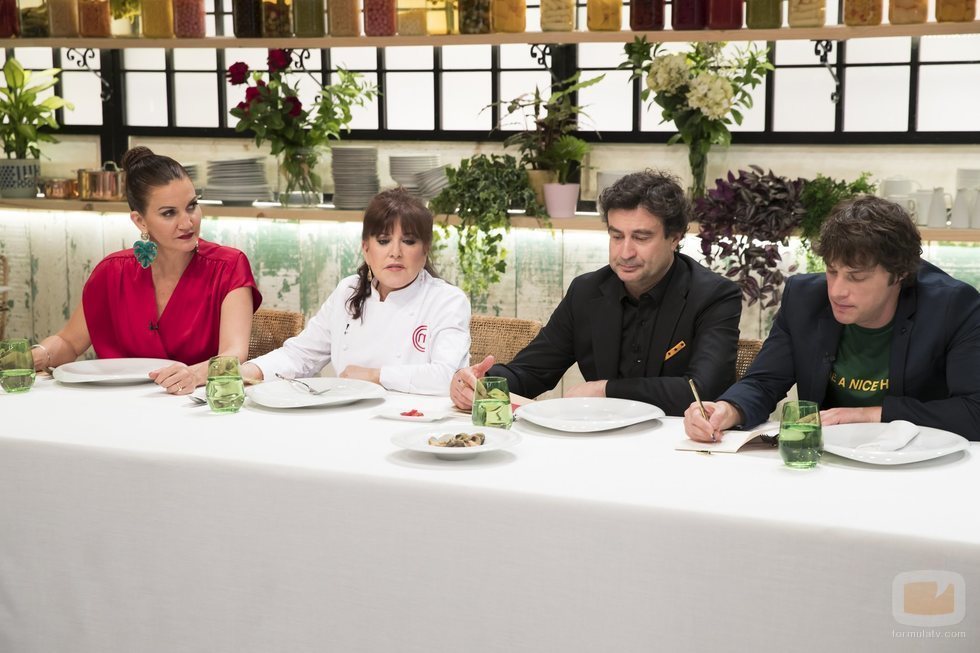 El jurado de 'MasterChef Celebrity 3' sentado junto a Loles León