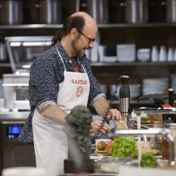 Santiago Segura usa la batidora en 'MasterChef Celebrity 3'