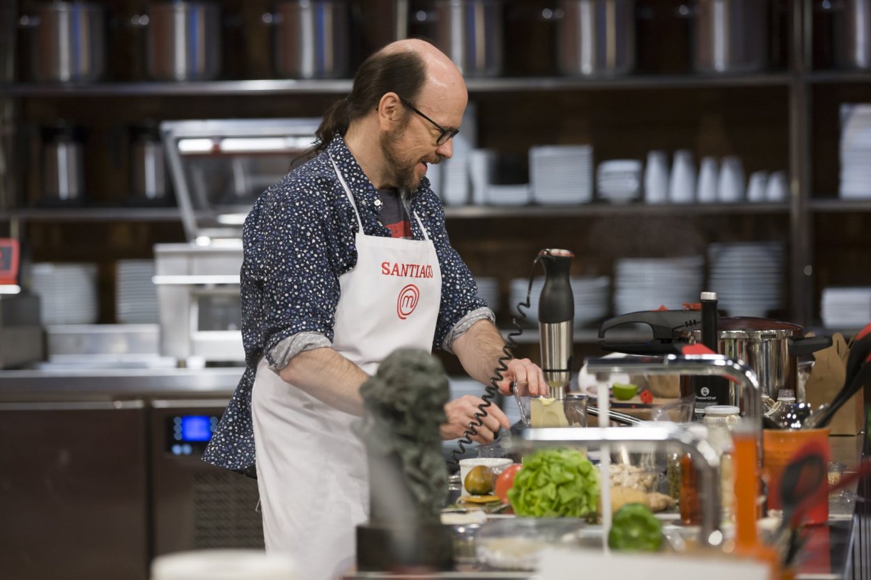 Santiago Segura usa la batidora en 'MasterChef Celebrity 3'