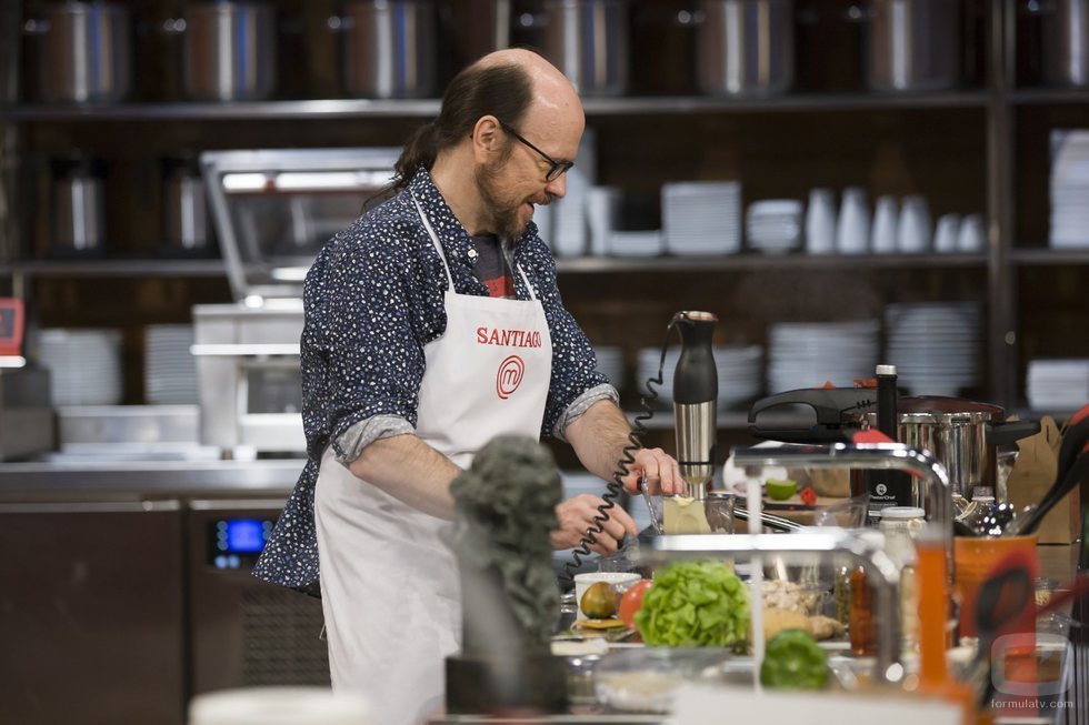 Santiago Segura usa la batidora en 'MasterChef Celebrity 3'