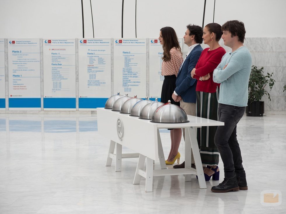 El jurado de 'MasterChef Celebrity 3' ante los platos de los aspirantes en un hospital
