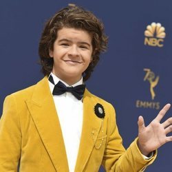 Gaten Matarazzo en la alfombra roja de los Emmy 2018