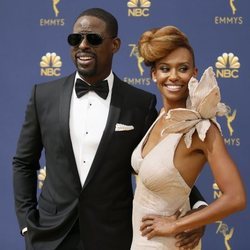 Sterling K. Brown y su mujer Ryan Michelle Bathe en la alfombra roja de los Emmy 2018