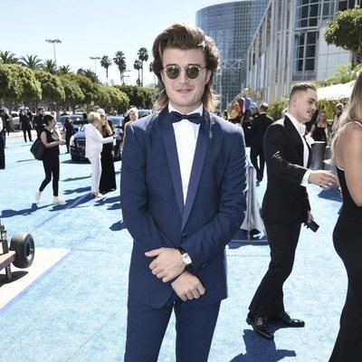Joe Keery en la alfombra roja de los Emmy 2018