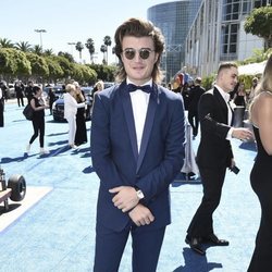 Joe Keery en la alfombra roja de los Emmy 2018