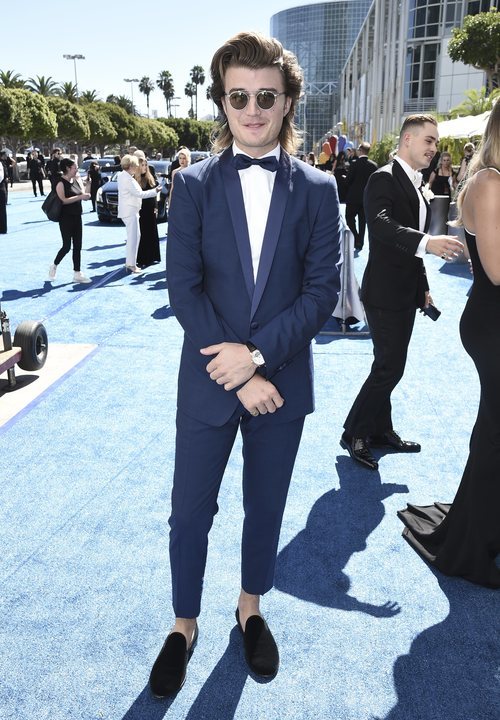 Joe Keery en la alfombra roja de los Emmy 2018