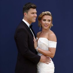 Scarlett Johansson y Colin Just en la alfombra roja de los Emmy 2018