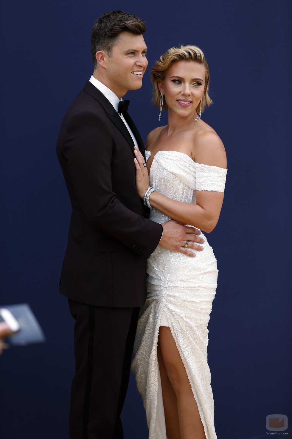 Scarlett Johansson y Colin Just en la alfombra roja de los Emmy 2018