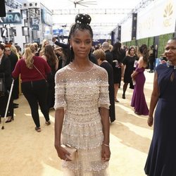 Letitia Wright en la alfombra roja de los Emmy 2018