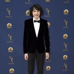 Finn Wolfhard en la alfombra roja de los Emmy 2018