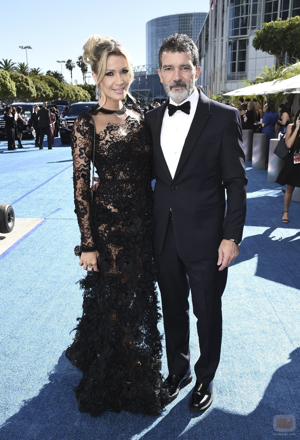 Antonio Banderas y su pareja, Nicole Kimpel, en la alfombra roja de los Emmy 2018