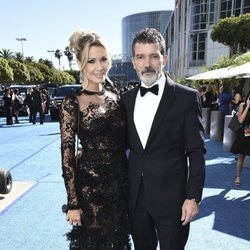 Antonio Banderas y su pareja, Nicole Kimpel, en la alfombra roja de los Emmy 2018