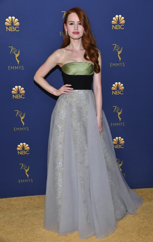 Madelaine Petsch en la alfombra roja de los Emmy 2018