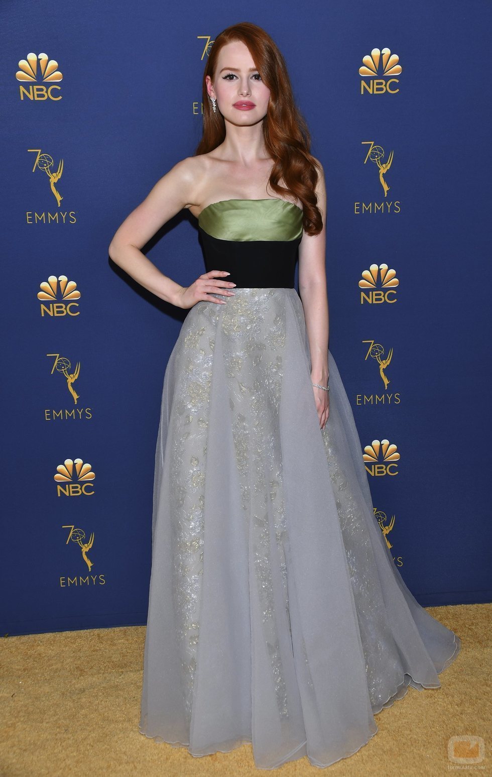 Madelaine Petsch en la alfombra roja de los Emmy 2018